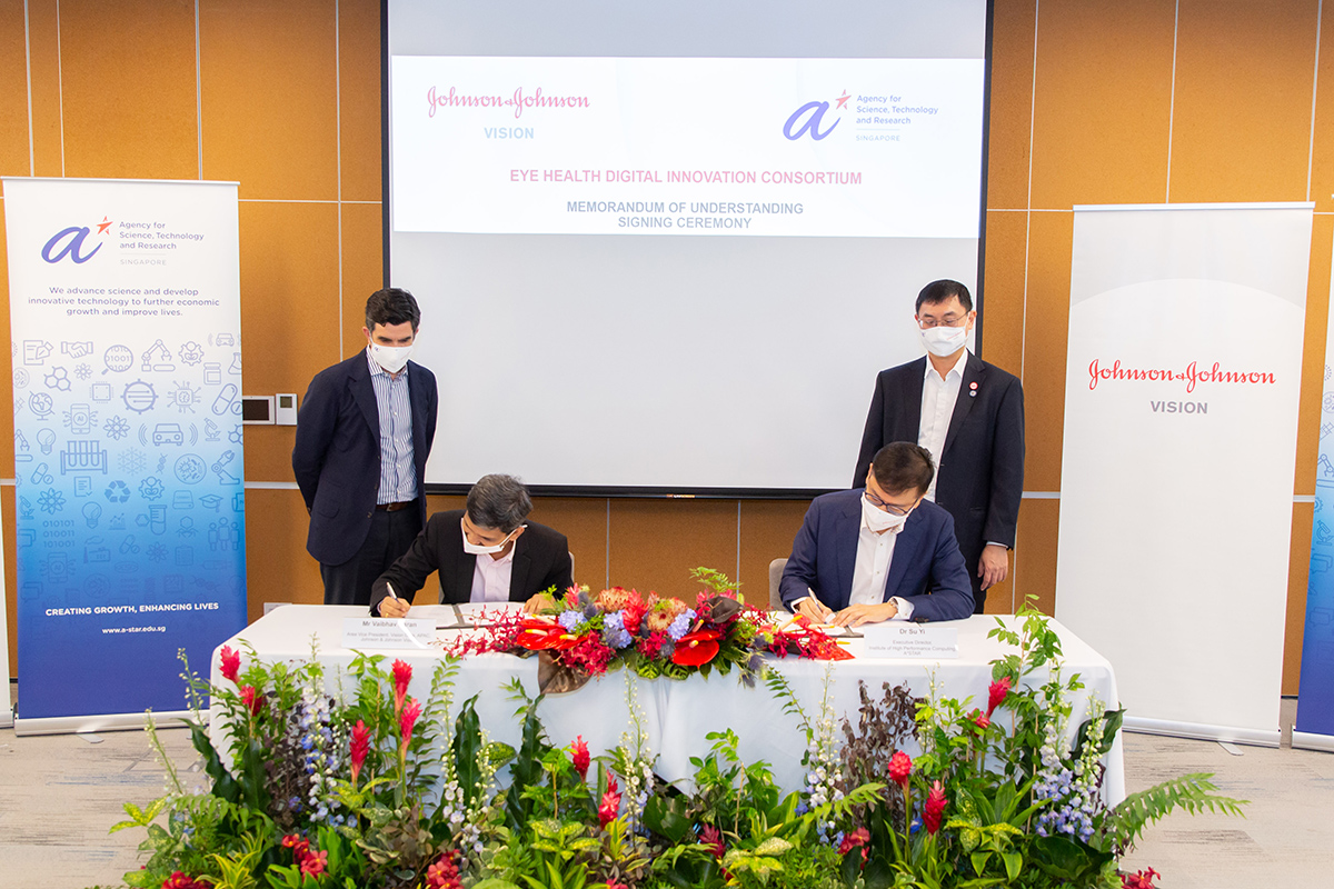 Vaibhav Saran, Area Vice President, APAC, Vision Care, Johnson & Johnson Vision, and Dr Su Yi, Executive Director of A*STAR’s Institute of High Performance Computing sign MoU to establish the new Eye Health Digital Innovation Consortium. Peter Menziuso, Company Group Chairman, Johnson & Johnson Vision, and Professor Tan Sze Wee, Assistant Chief Executive of Enterprise, A*STAR, were also present to witness the signing. 