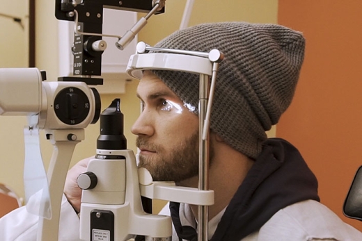 Bryce Harper visited an optometrist and was fitted with ACUVUE® OASYS with Transitions™ ahead of the 2019 season Bryce Harper visited an optometrist and was fitted with ACUVUE® OASYS with Transitions™ ahead of the 2019 season